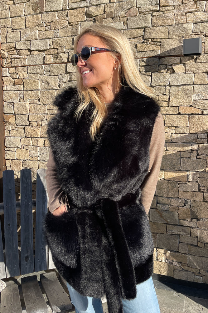 Astrid Fuskepels Vest Sort