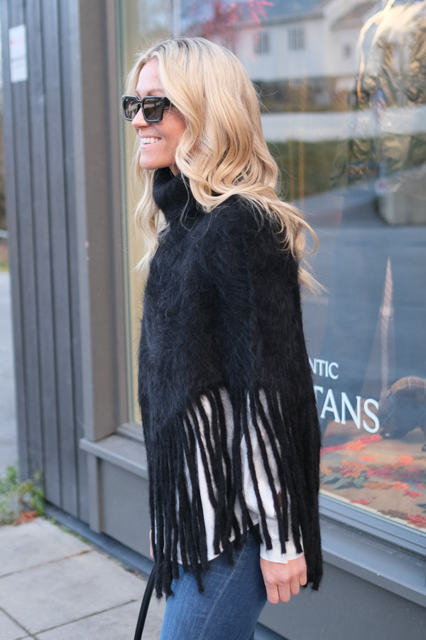 Nikola Chunky Poncho Black