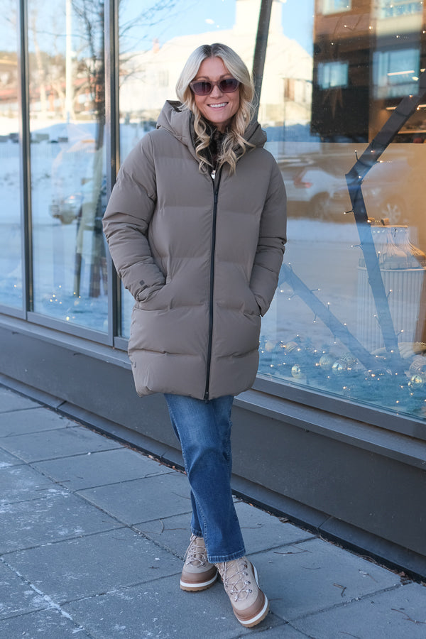 Thundra Down Parka Sand