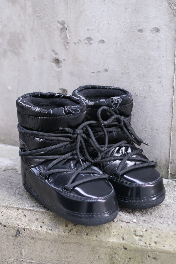Mountain Boot Metallic Black