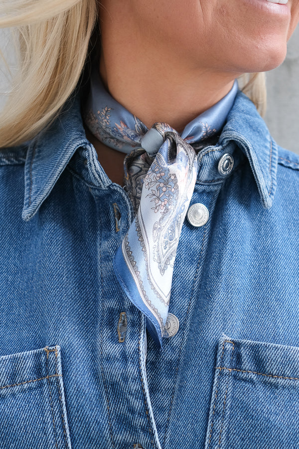 Silke Skjerf Square Blå/Rosa Paisley