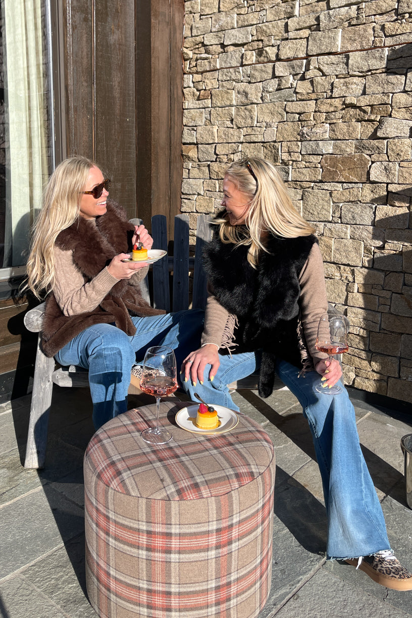 Astrid Fuskepels Vest Sort