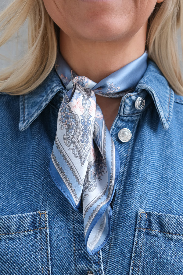 Silke Skjerf Square Blå/Rosa Paisley