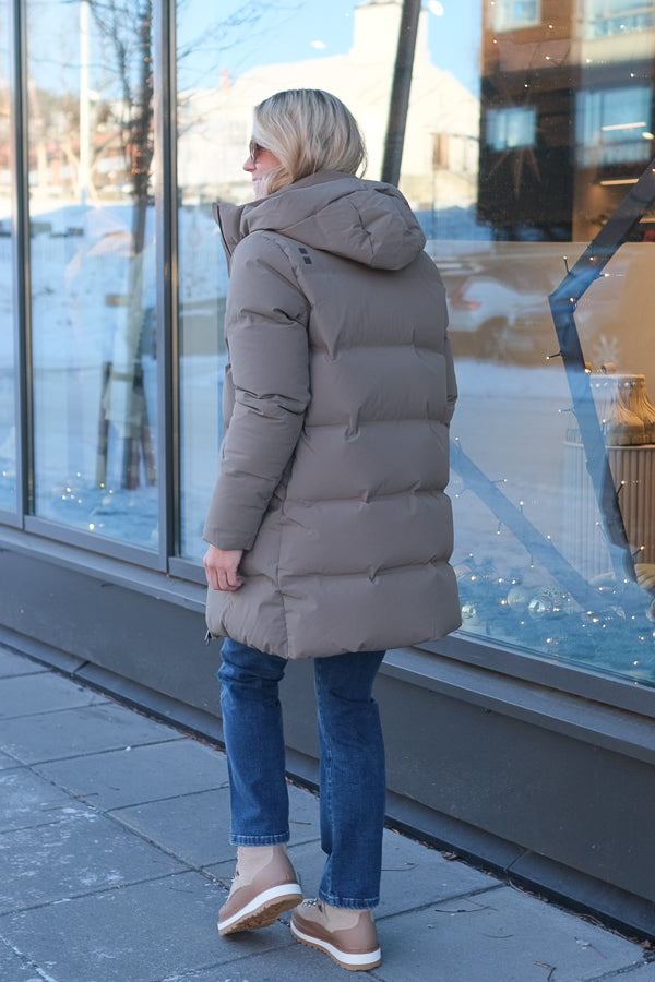 Thundra Down Parka Sand