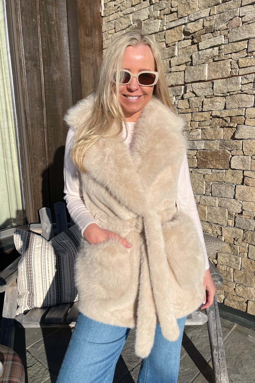 Astrid Fuskepels Vest Lys Beige