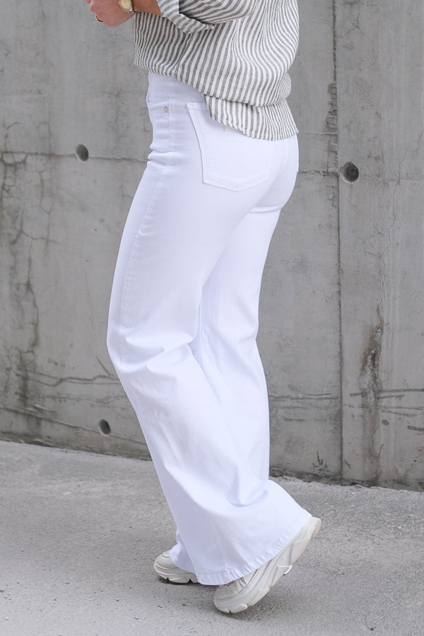 Palas Megalia Blanco White