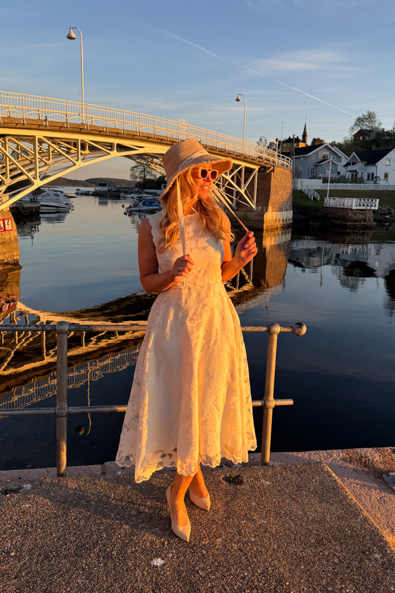 Elin Round Neck Lace Midi Dress Vanilla
