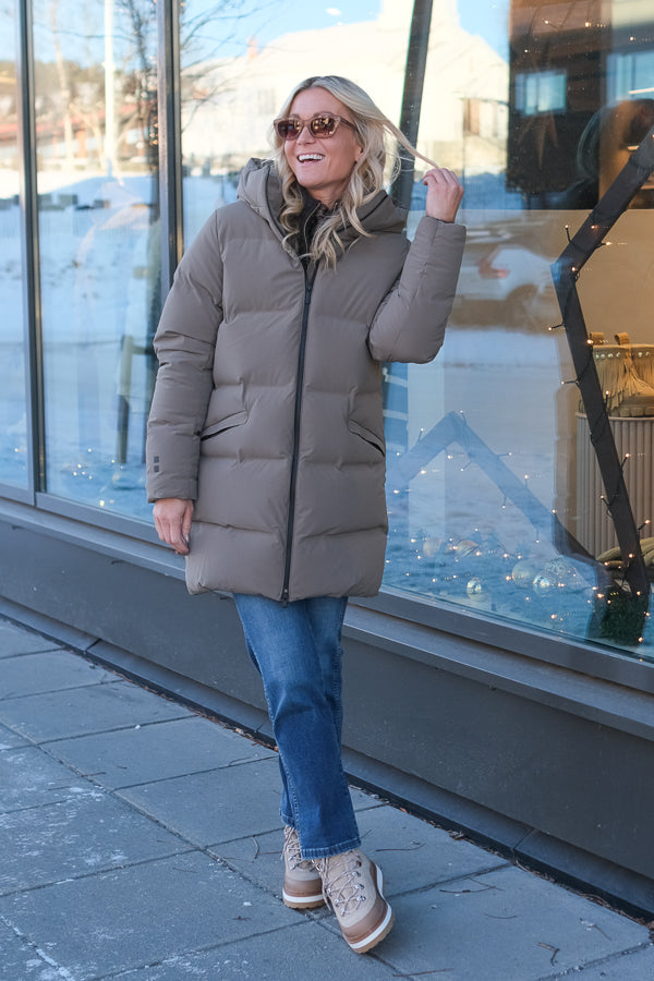 Thundra Down Parka Sand