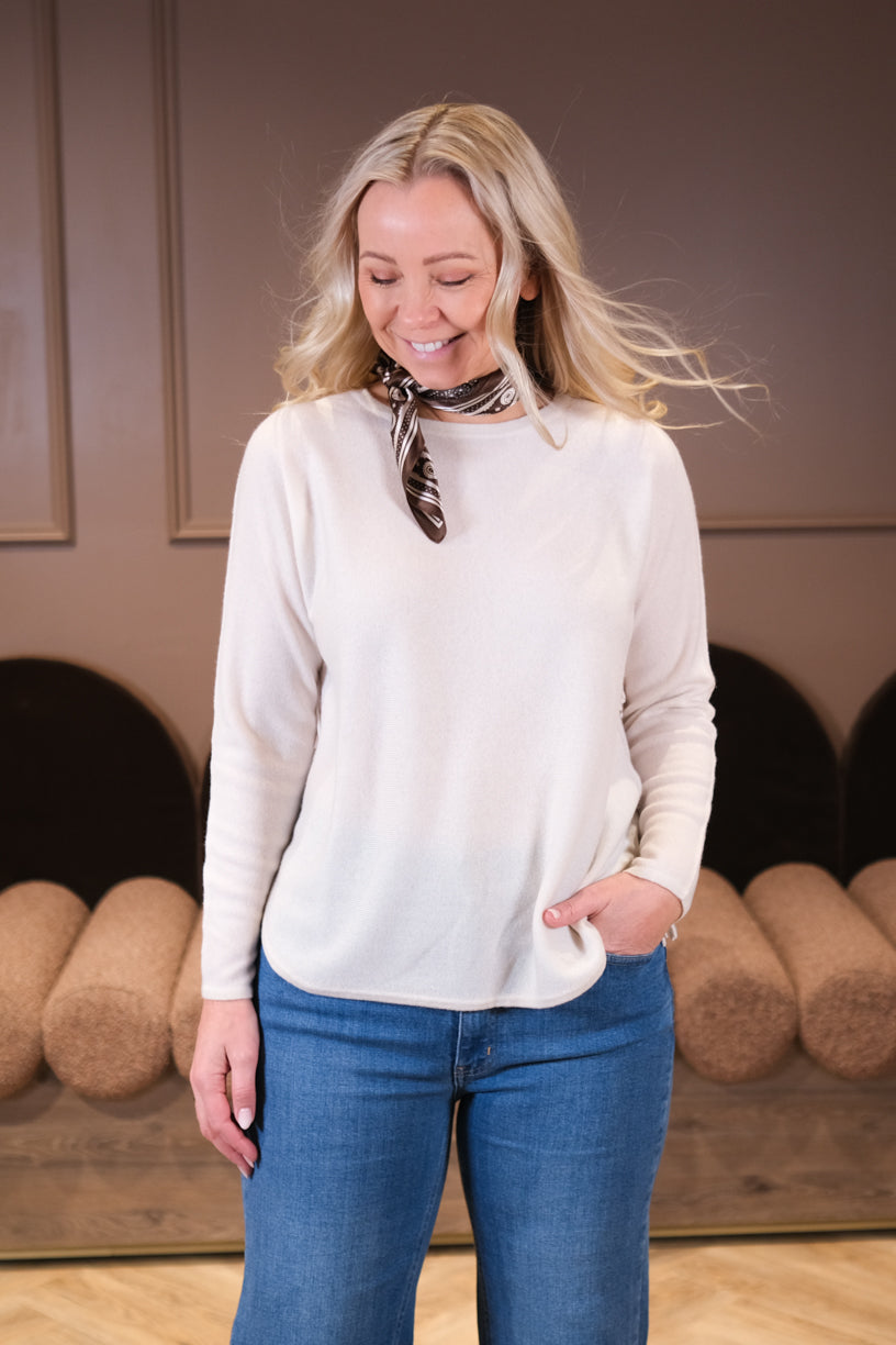 Curved Fringes Sweater White