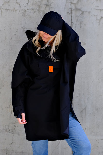 Bergen Poncho Black