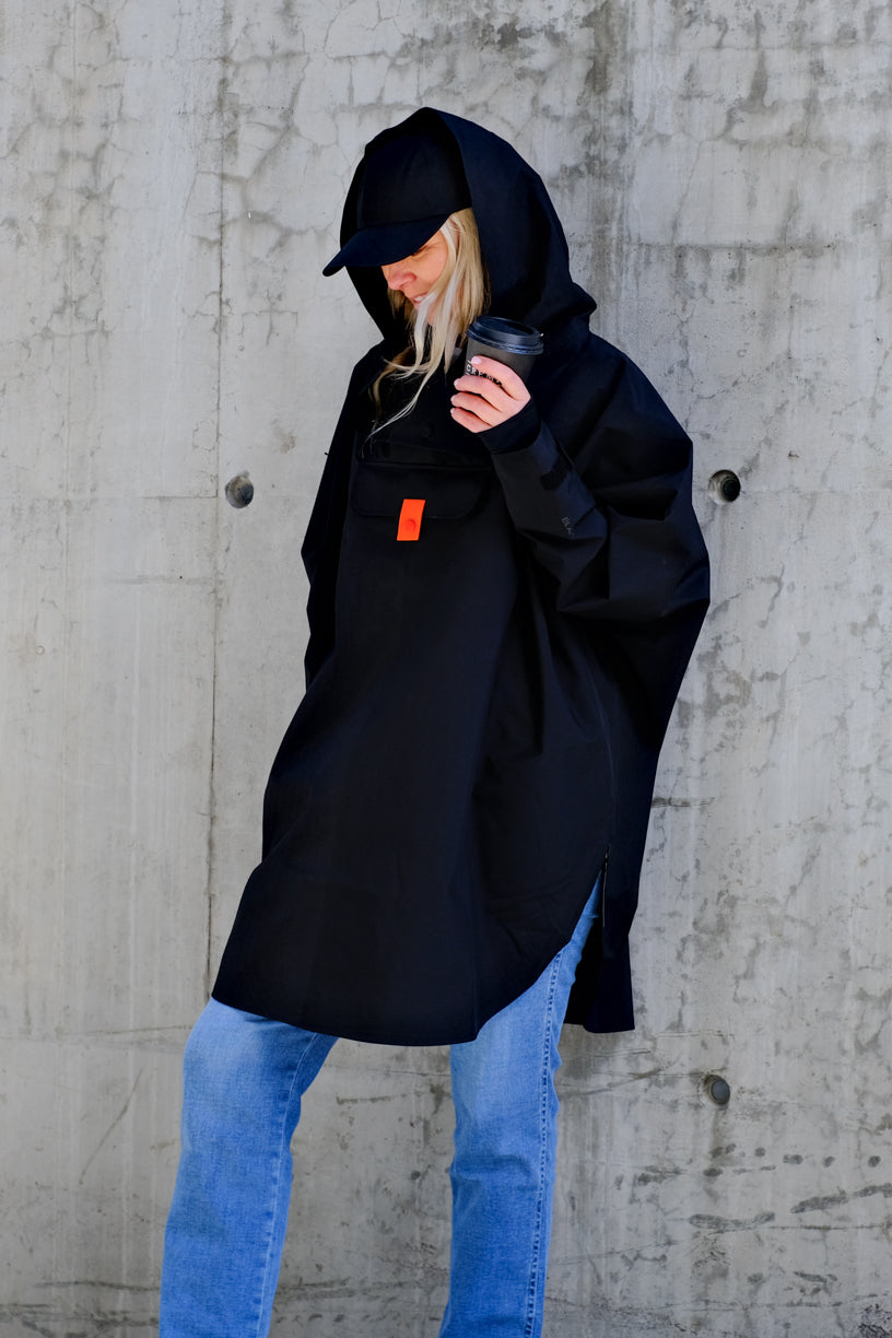 Bergen Poncho Black