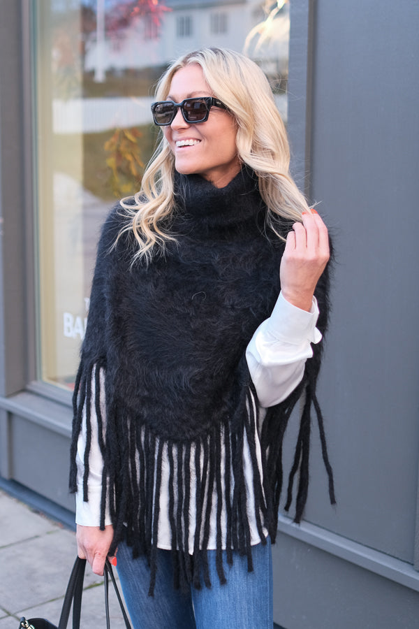 Nikola Chunky Poncho Black
