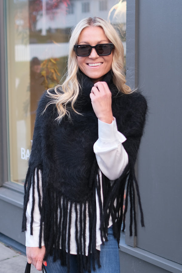 Nikola Chunky Poncho Black