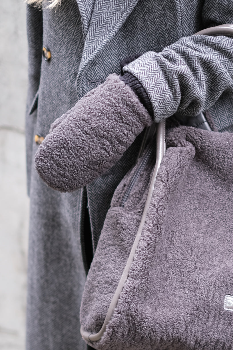 Cuddle Mittens Magnet Grey