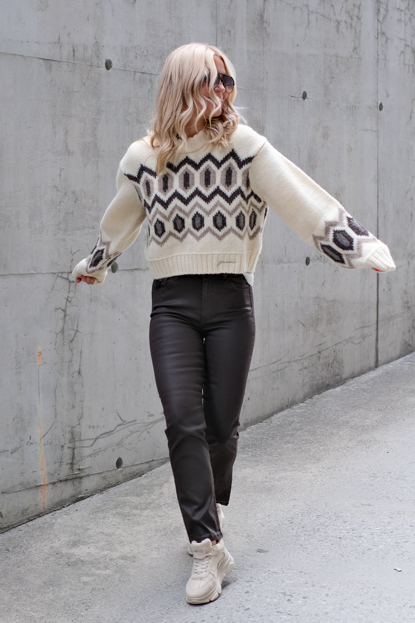 Chunky Graphic Wool Cropped O-neck Egret