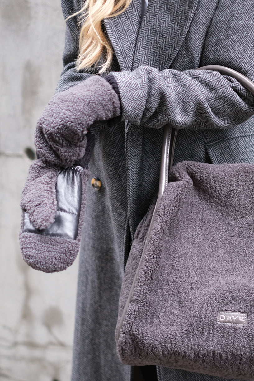 Cuddle Mittens Magnet Grey